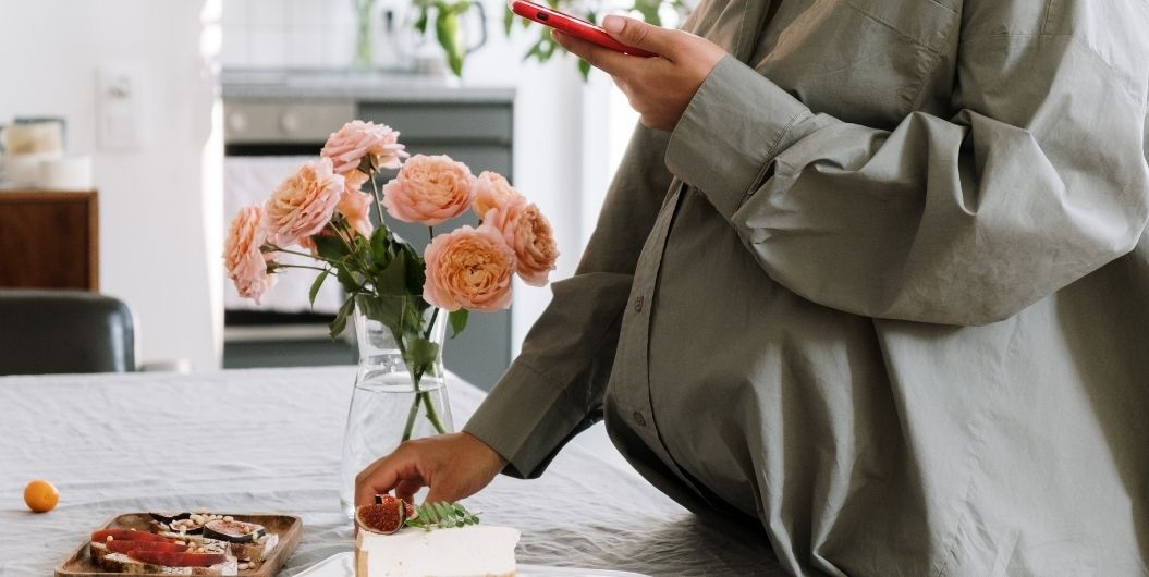 pregnant woman with roses