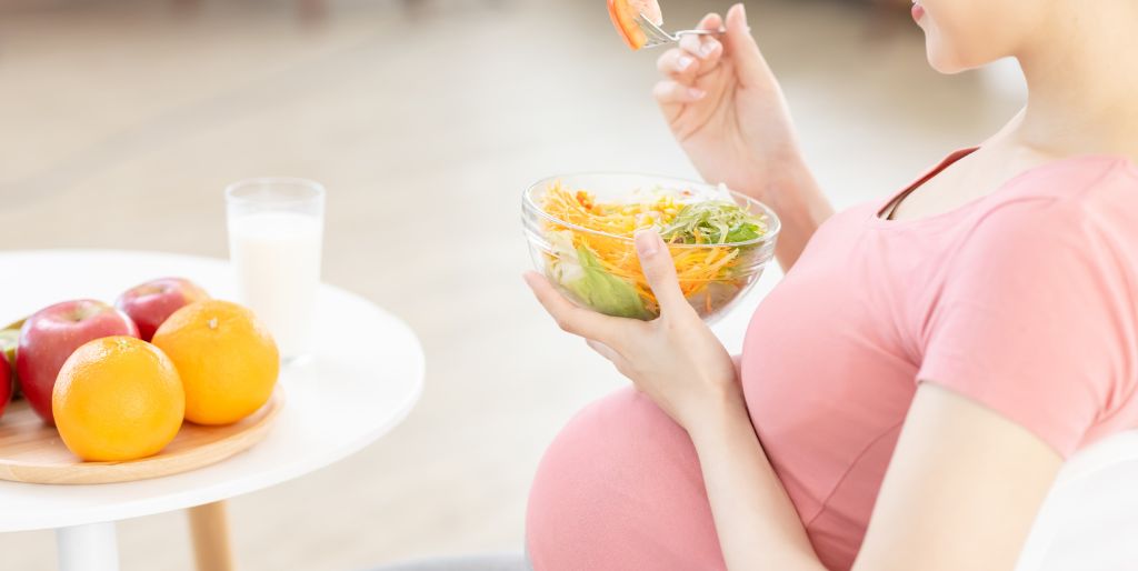 pregnant woman eating healthy